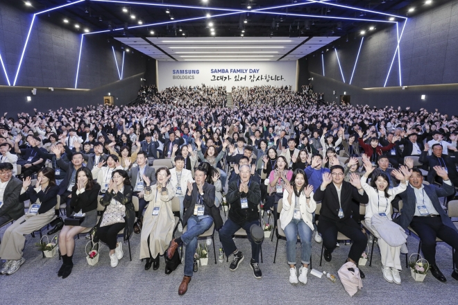 지난 21일 인천 송도 삼성바이오로직스 본사 내 바이오플라자 대강당에서 임직원과 가족 1100여명이 단체 사진을 찍고 있다. 삼성바이오로직스 제공