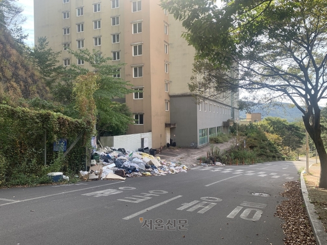 18일 찾은 경남 진주 소재 한국국제대학교. 캠퍼스 한쪽에 쓰레기가 쌓여 있다. 2023.10.18. 이창언 기자