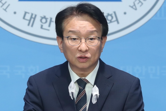 권칠승 더불어민주당 수석대변인이 4일 국회 소통관에서 ‘영수회담 제안’ 관련 브리핑을 하고 있다. 2023.10.4 뉴시스