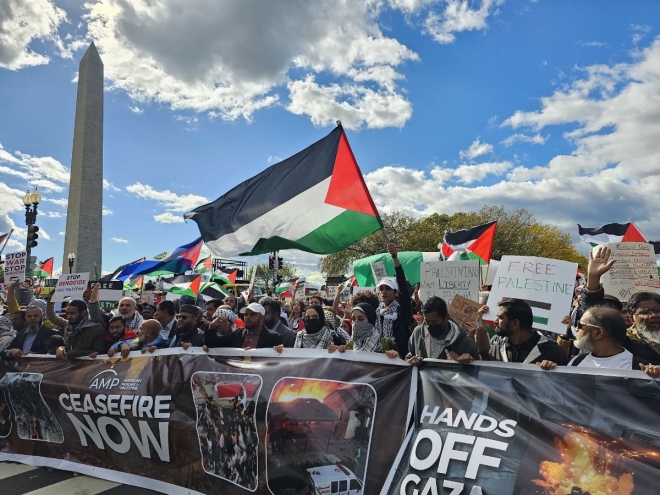 미국 워싱턴 DC에서 21일(현지시간) 열린 팔레스타인 지지 집회에 참가한 시민들이 팔레스타인 국기와 휴전 촉구 플래카드 등을 앞세워 시가 행진을 하고 있다. 워싱턴 이재연 특파원