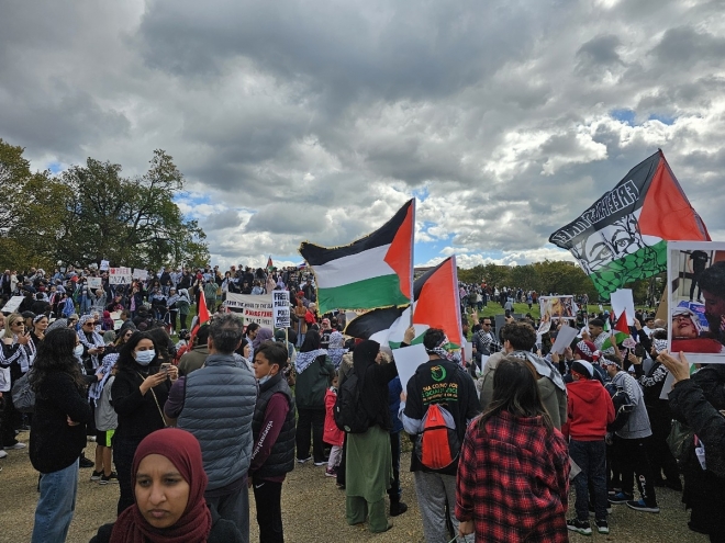 21일(현지시간) 미 워싱턴 DC에서 열린 팔레스타인 지지 집회에서 참석자들이 휴전과 평화를 촉구하는 구호가 적힌 피켓을 들고 있다. 워싱턴 이재연 특파원