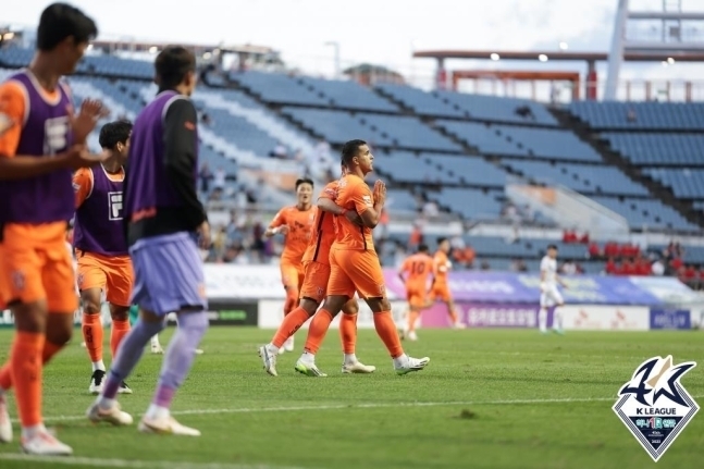 제주 유나이티드의 유리 조나탄이 22일 수원 삼성과의 홈 경기에서 추가 골을 넣은 뒤 세리머리를 하고 있다. 한국프로축구연맹 제공