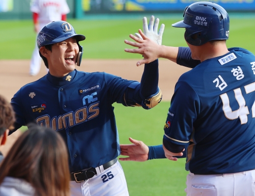 22일 인천 SSG랜더스필드에서 열린 2023 KBO 준플레이오프 1차전 8회 대타로 나서 투런홈런을 친 김성욱이 더그 아웃으로 들어오며 김형준과 하이파이브를 하고 있다.