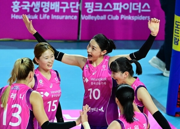 득점 뒤 기뻐하는 김연경(가운데)과 흥국생명 선수들. KOVO 제공