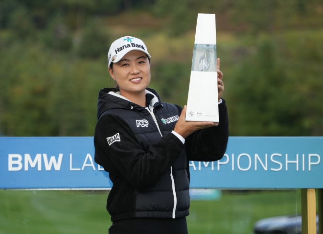 2023 LPGA 투어 BMW 레이디스 챔피언십에서 우승한 이민지가 우승 트로피를 들고 있다. BMW 코리아 제공