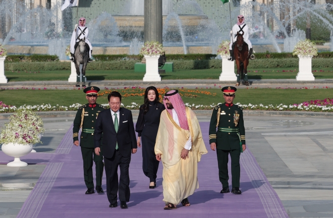 빈 살만 사우디 왕세자와 회담장 향하는 윤석열 대통령