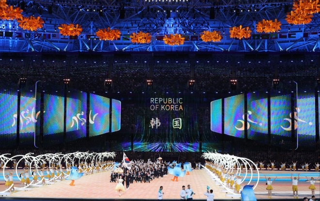 한국 국가대표 159명의 선수단이 22일 중국 항저우 올림픽 스포츠 센터 경기장에서 열린 2022 항저우아시안패러게임 개막식에서 입장하고 있다. 오스만투스 꽃다발 22개로 이어진 거대한 고리가 한국 국가대표 선수단을 감싸고 있다. 대한장애인체육회 제공