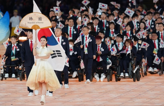 한국 선수단이 22일 중국 항저우 올림픽 스포츠 센터 경기장에서 열린 2022 항저우아시안패러게임 개막식에서 입장하고 있다. 대한장애인체육회 제공