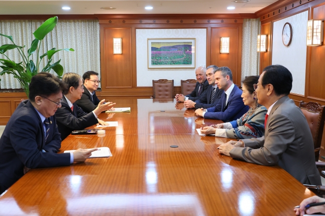 이현재 하남시장과 스피어사 방문단이 지난 19일 한덕수 국무총리를 예방해 의견을 나누고 있다. 하남시 제공