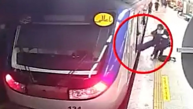 지난 1일(현지시간) 이란 도덕경찰 여성요원들이 지하철 객차 안에서 의식을 잃고 쓰러진 16세 소녀 아르미타 가라완드를 플랫폼으로 끌어내고 있다. 당국은 열차 내부를 촬영한 폐쇄회로(CC)TV 영상을 공개하지 않아 진상을 은폐하려 한다는 비난을 받고 있다. IRNA 자료사진