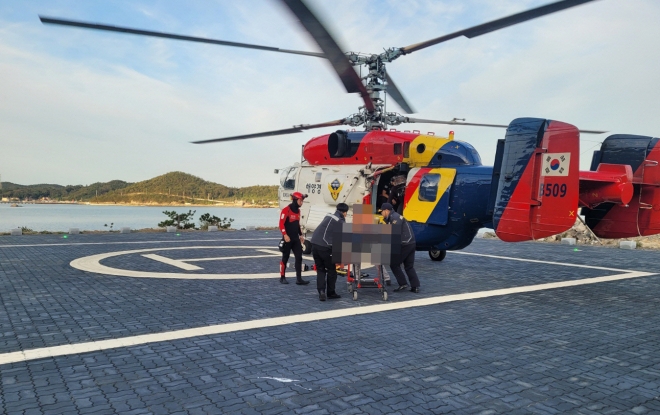 해경이 22일 오전 부안군 위도면 하왕등도 해상에서 전복된 낚시어선 승선원을 헬기로 이송하고 있다. 연합뉴스