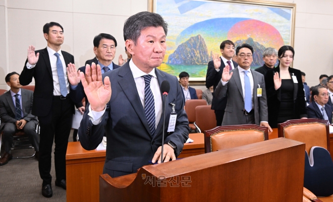 16일 국회에서 열린 정무위원회 국정감사에서 정몽규 HDC현대산업개발 회장과 유통 및 식품 기업대표들이 중인 선서하고 있다. 2023.10.16.안주영 전문기자