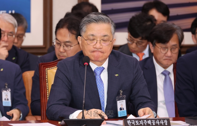 이한준 한국토지주택공사 사장이 16일 서울 여의도 국회에서 열린 국토교통위원회 국정감사에서 질의를 들으며 굳은 표정을 짓고 있다. 2023.10.16 안주영 전문기자