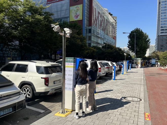 서울 송파구가 최근 교통공원길(신천동 10-2)에 설비된 무인주차시스템에서 구민들이 주차 정산을 하고 있다. 송파구 제공