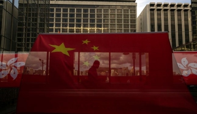 홍콩의 한 인도교에 중국 오성홍기와 홍콩 국기가 걸려있는 모습. 홍콩 AP 뉴시스