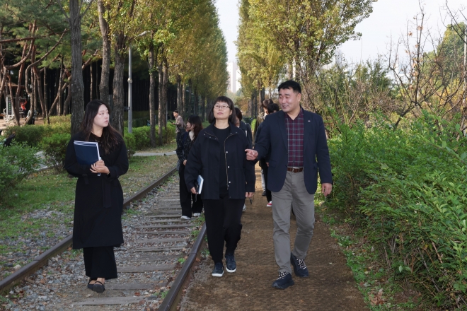 ‘경춘선숲길 활성화 기본계획 용역 착수보고회’에 참석한 박환희 운영위원장(앞줄 오른쪽 첫 번째)