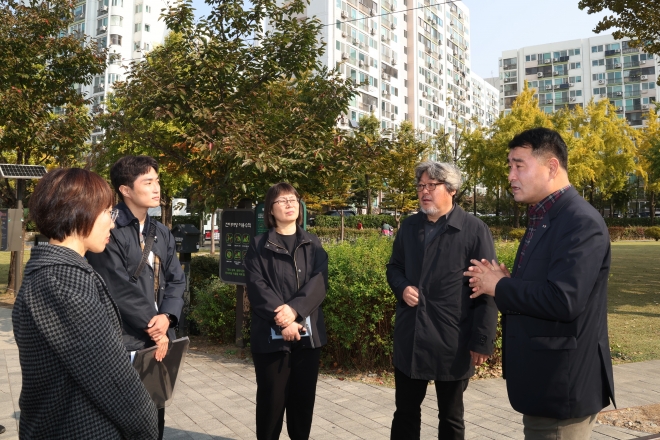 ‘경춘선숲길 활성화 기본계획 용역 착수보고회’에 참석한 박환희 운영위원장(오른쪽 첫 번째)
