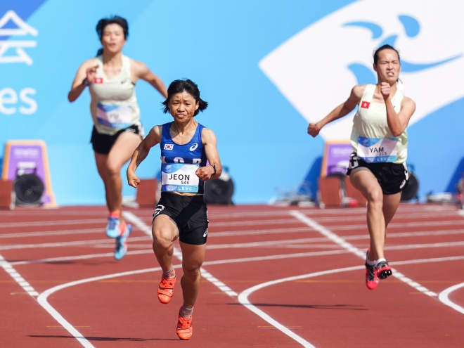 한국 육상 국가대표 전민재가 23일 중국 항저우 올림픽 스포츠센터 주경기장에서 열린 2022 항저우아시안패러게임 여자 T36 200m 결선에서 역주하고 있다. 사진공동취재단