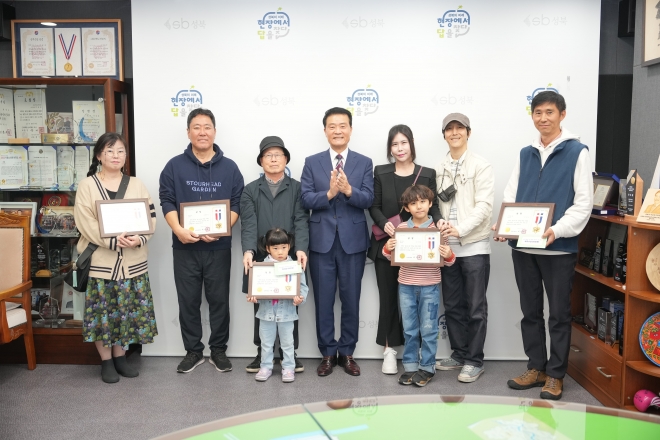 이승로(가운데) 서울 성북구청장이 ‘성북구 사진 공모전’ 수상자들에게 상장을 전달한 뒤 기념촬영을 하고 있다. 성북구 제공