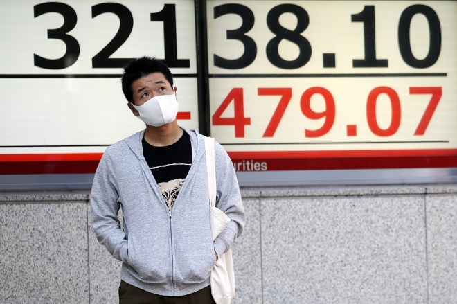 한 남성이 도쿄의 한 증권사 앞 일본 증시 주요 지수인 닛케이225 지수를 보여주는 전광판 앞에 서 있다. 2023.10.17 AP 연합뉴스