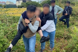 수풀 속 쓰러진 치매노인…경찰, CCTV 100여대 추적해 찾아냈다