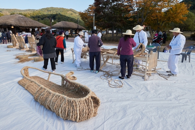 충남 아산의 외암민속마을에서 짚풀문화제가 열리고 있다. 아산시 제공