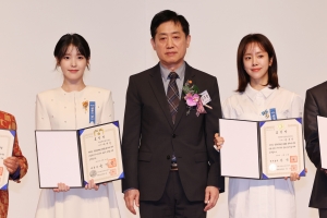 대통령 표창 받은 아이유… 한지민은 국무총리 표창