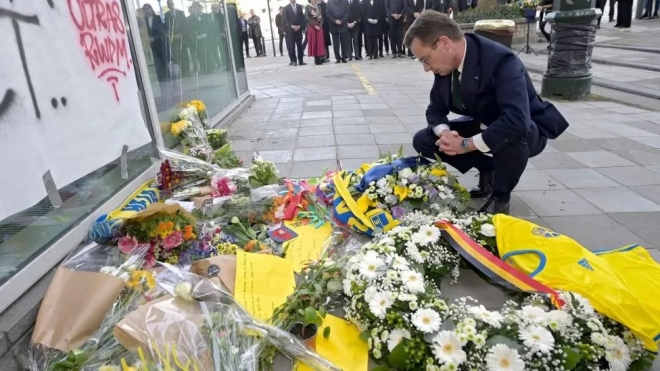 울프 크리스테르손 스웨덴 총리가 지난 16일(현지시간) 벨기에 브뤼셀 도심에서 총기 난사에 희생된 두 명의 자국민을 추모하는 헌화를 하고 있다. AFP 자료사진
