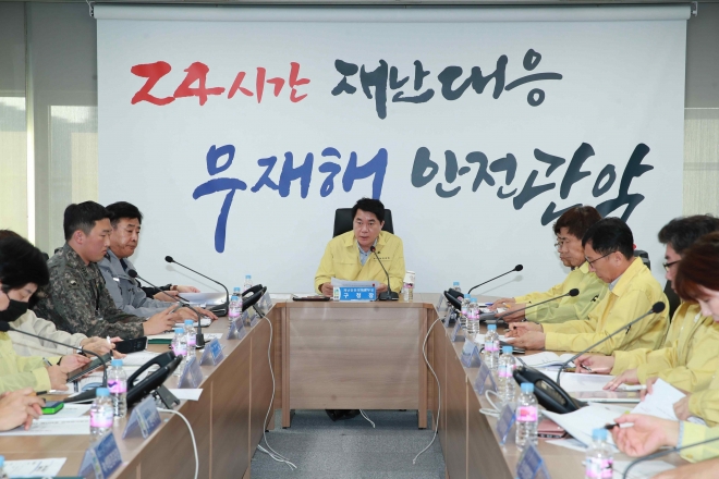 박준희(가운데) 서울 관악구청장이 재난안전상황실에서 가상 화재 상황에 대한 대응 방안을 논의하고 있다. 관악구 제공