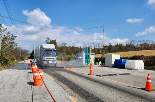 충남 서산시 운산면 한우개량사업소에서 이동 차량들을 방역하고 있다. 서산시 제공