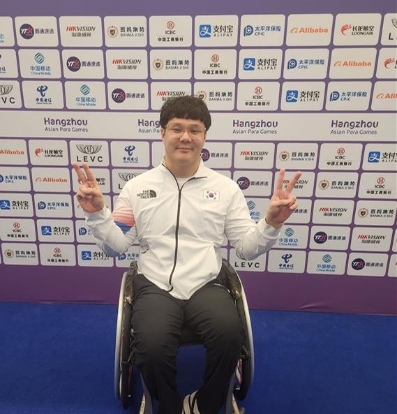 조기성이 24일 중국 항저우 올림픽 스포츠센터 수영장에서 열린 2022 항저우아시안패러게임 남자 자유형 100m 결선에서 은메달을 차지한 뒤 승리의 브이를 그리고 있다. 대한장애인체육회 제공