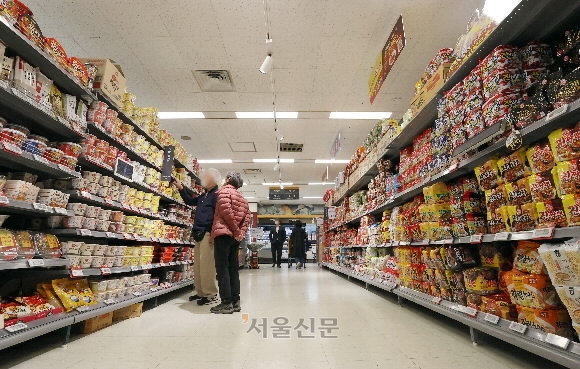 대형 할인점 라편 판매대에서 고객들이 상품을 고르고 있다. 서울신문DB