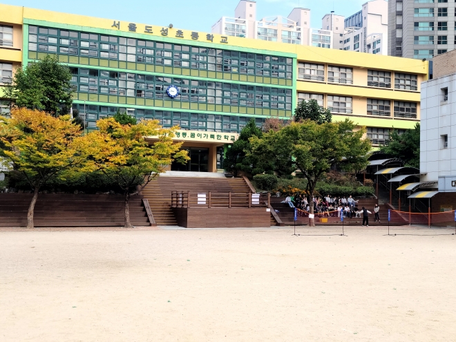 도성초등학교 목재데크로 교체된 운동장 스탠드 및 구령대