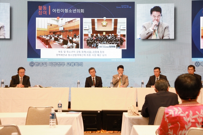 오언석(가운데) 서울 도봉구청장이 지난 17일 열린 ‘제24회 한·중·일 우호 교류 회의’에서 도봉구의 청소년 정책을 발표하고 있다. 도봉구 제공