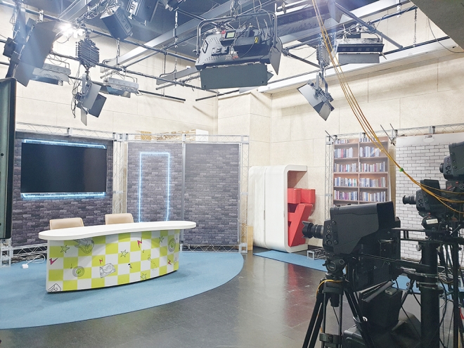 서울 성북마을미디어지원센터가 미디어 시설 체험 프로그램인 ‘우리 센터에 놀러 와’를 운영한다. 사진은 센터 내 스튜디오의 모습. 성북구 제공