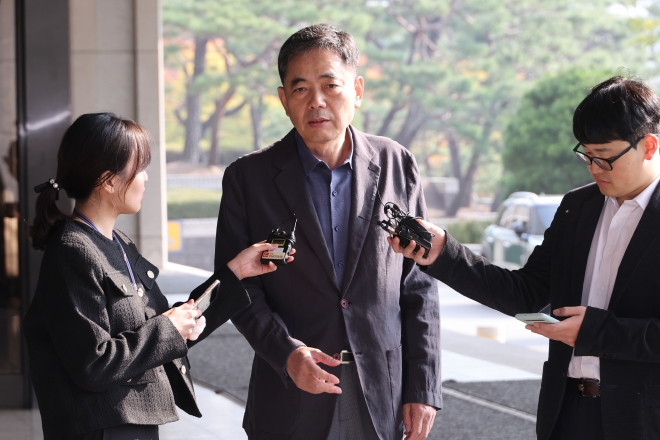 ‘50억 클럽’ 의혹으로 수사를 받는 곽상도 국민의힘 전 의원이 25일 오전 피의자 신분으로 조사를 받기 위해 서울 서초동 서울중앙지검으로 들어가며 취재진의 질문에 답하고 있다.