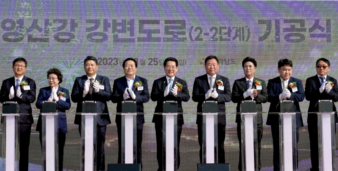 김영록 전라남도지사가 25일 무안군 일로읍에서 나주 영산강~함평~무안 남악까지 영산강 강변도로 최종 연결을 위한 ‘영산강 강변도로 2-2단계 기공식’ 세리머니를 하고 있다.