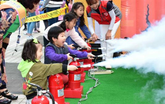 지난 2019년 열린 서울 중랑구 안전체험한마당에서 어린이들이 각종 안전체험 교육을 받고 있다. 중랑구 제공