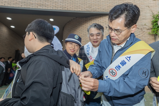 이기재(오른쪽) 서울 양천구청장이 25일 양명초등학교에서 열린 스쿨존 교통사고 제로 캠페인에 참여하고 있다. 2023.10.25 양천구 제공
