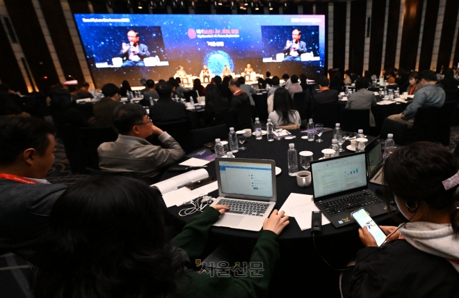 ‘2023 서울미래컨퍼런스’ 참석자들이 25일 서울 중구 웨스틴조선호텔 그랜드볼룸을 가득 메운 채 강연자들의 토론을 경청하고 있다. 이번 컨퍼런스에서는 세션별 강연과 함께 4개의 토론이 마련됐다. 홍윤기 기자