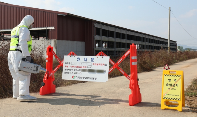 전북 지역에서 첫 럼피스킨병 확진 농가가 나온 25일 전북 부안군 백산면의 한 농가 일대에서 관계자가 차단방역을 하기 위해 출입 금지 안내문을 설치하고 있다. 부안 뉴스1