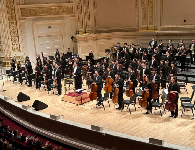 서울 서초구의 서초교향악단이 23일(현지시간) 미국 뉴욕 카네기홀에서 공연에 앞서 관객들에게 인사하고 있다. 서초구 제공