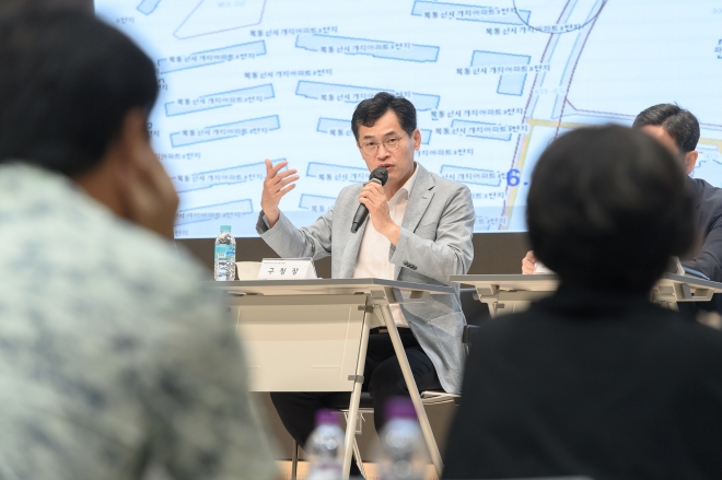 지난 8월 서울 양천구 목동 1~3단지 주민들을 대상으로 열린 ‘목동 그린웨이 조성’ 설명회에서 이기재 양천구청장이 공공녹지 조성 방안을 설명하고 있다. 양천구 제공