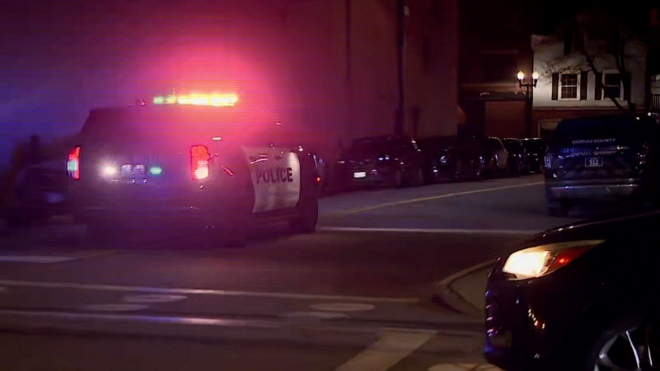 미국 메인주 경찰차가 복수의 총격 사건이 발생한 25일(현지시간) 루이스턴 현장에 출동하는 모습이 카메라에 찍혔다 .  WGME