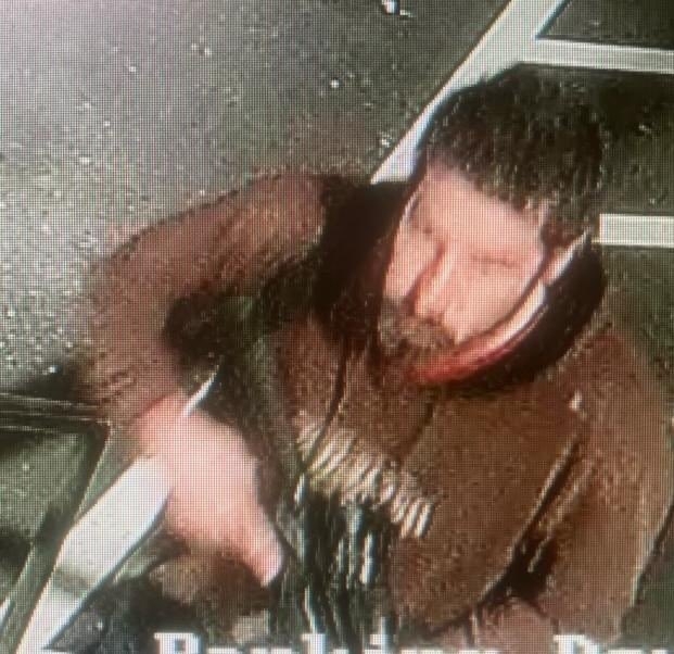 25일(현지시간) 미국 메인주 루이스턴에서 신원이 확인되지 않은 한 남성이 총을 들고 있고 있는 모습이 포착된 영상 이미지가 보인다. 이 사진은 현지 경찰 당국이 배포했다. 2023.10.25 앤드로스코긴 카운티 보안관 사무실 제공