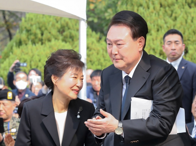 윤석열 대통령이 26일 서울 동작구 국립서울현충원 박정희 전 대통령 묘역에서 열린 박 전 대통령 서거 제44주기 추도식에서 박근혜 전 대통령의 건강을 기원하는 정재호 민족중흥회 회장의 안내 말에 손뼉 치고 있다.  2023.10.26 대통령실통신사진기자단