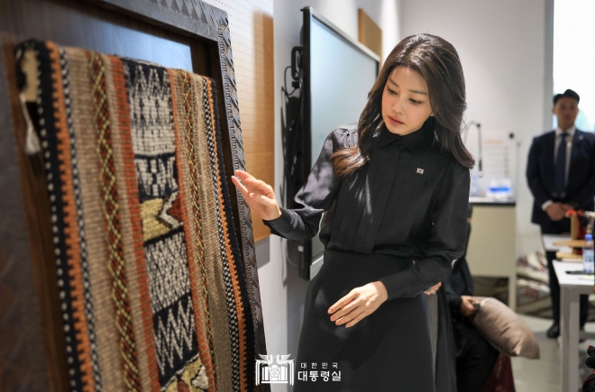 사우디 전통 직물 살펴보는 김건희 여사