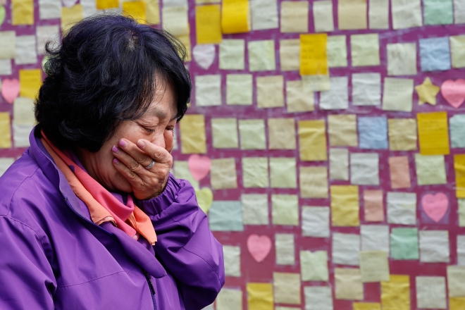 슬픔에 잠긴 어머니