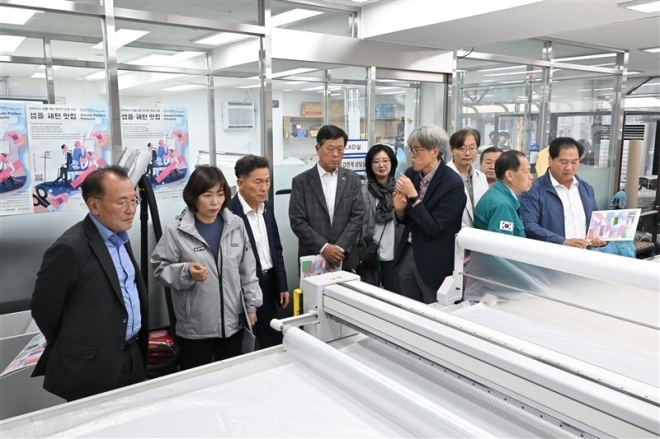 지난 25일 봉제 지원사업 현황 확인을 위해 중구 의류·패션 지원센터를 방문한 ‘서울시 패션·봉제산업 활성화 위한 연구회’(대표의원 김원중)