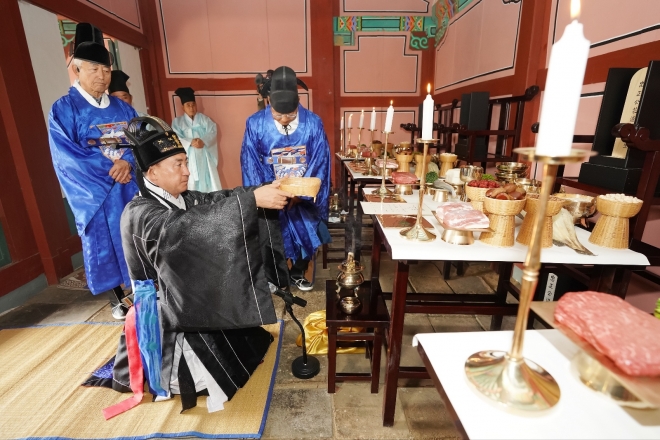 26일 경기 광주시 남한산성 내 현절사에서 지역유림과 후손 등이 참석한 가운데 홍익한, 윤집, 오달제 등 삼학사와 척화파의 거두 김상헌, 정온 선생의 충절을 기리는 ‘추계 현절사 제향’을 거행했다. 방세환 시장이 초헌관으로 술잔을 올리고 있다. 광주시 제공